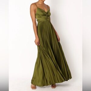 Petal & Pup NAIRA PLEATED MAXI DRESS - PALM GREEN - NWT